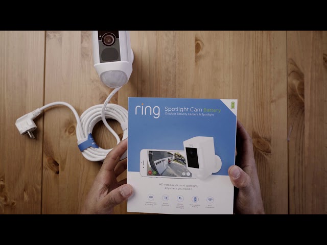 Ring Spotlight Cam Wired: die HD-Überwachungskamera mit Netzstecker ausgepackt