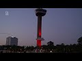 Euromast kleurt rood voor helden in de coronacrisis