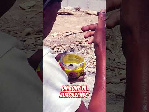 dn Rony disfrutando un almuerzo con frijolitos los meros meros que comemos acá en Jutiapa