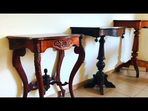 Móveis antigos, rústicos e objetos de decoração .