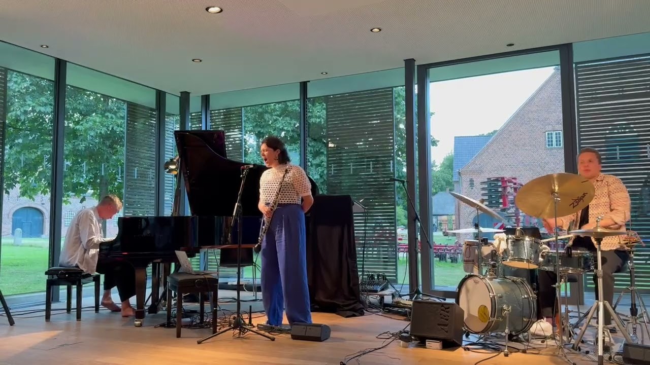 Patrícia between Jonas Sorgenfrei and Nikolaus von Bemberg at the end of a concert