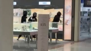 Spari in aria, lacrime e urla nel parcheggio: la rapina «da film» a Novate Milanese