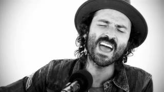 Leiva interpreta, en acústico, &#39;Terriblemente cruel&#39;.
