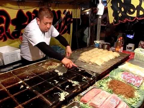 その場でファンが出来るお好み焼き屋さん　職人芸　Street Food okonomiyaki Japan