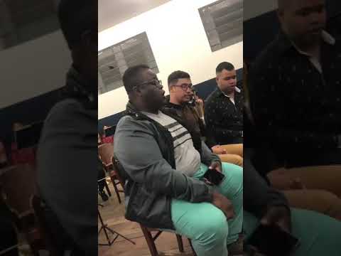 Hino da CCB na comunhão cantor de ópera