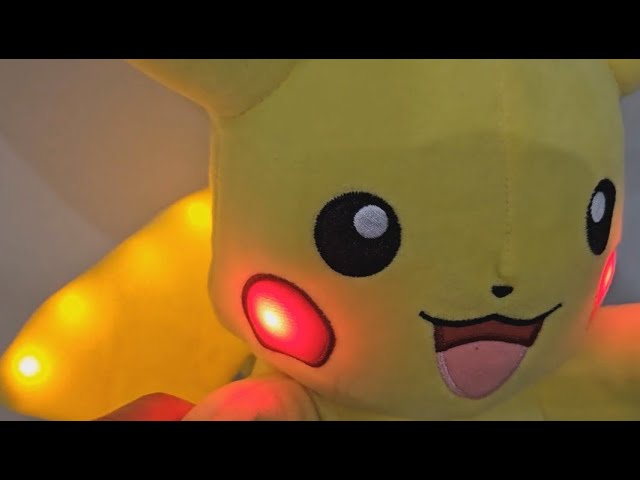 Vídeo relacionado con Pokémon Peluche Pikachu Peluche Suave de 30 cm con Detalles auténticos