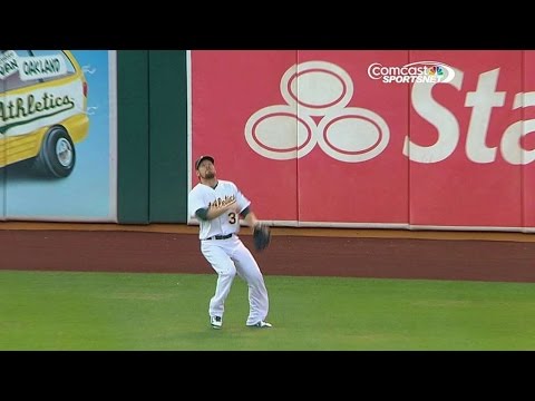 NYM@OAK: Moss makes a sweet catch in left field