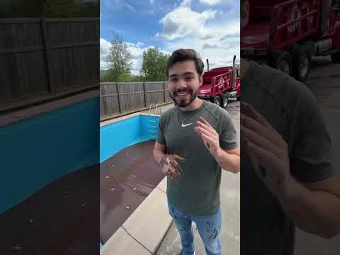 Enchi uma piscina gigante seca com um caminhão de chocolate da KitKat 😂