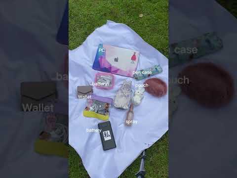 my bag♪芸大生のカバンの中身を大公開！！京都の宝ヶ池講公園で撮影しました。参考にしてみてね #Shorts #京都芸術大学 #芸大生の暮らし #芸大生の日常 #カバンの中身 #バッグの中身