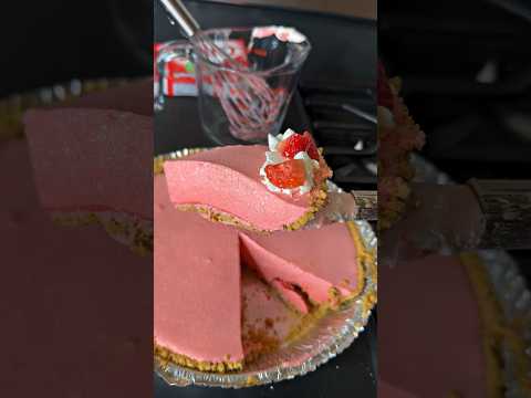 Strawberry Jello Pie #strawberry #strawberrypie #easydessert #easymeals #recipe #foodie