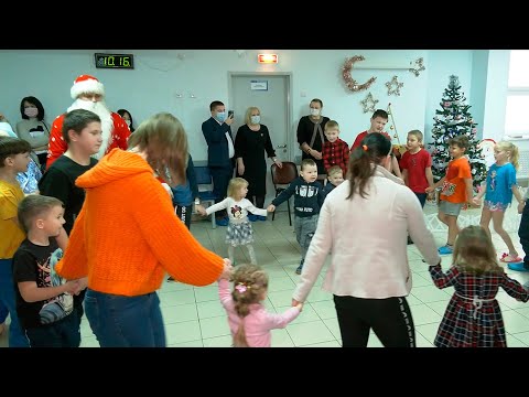 Более 100 больных детей в областной клинической больнице получили подарки видео