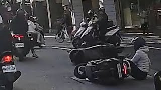 【車禍影片】還沒進待轉區就先玩起骨牌了（2025.12.10 臺北市中正區羅斯福路一段