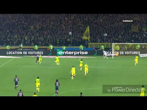 Diego Carlos tacle l'arbitre lors du match Fc Nantes/Psg 14/01/18