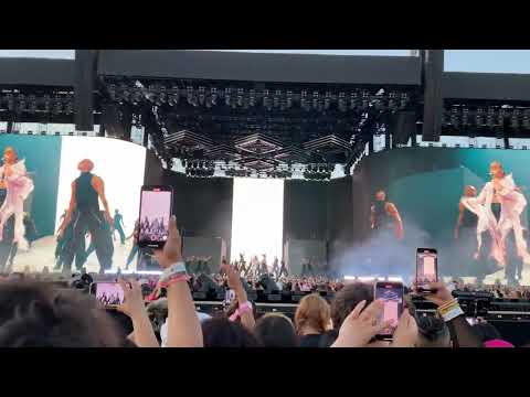 Rosalía - Bizcochito @ Coachella 2023 (fancam-week 1)