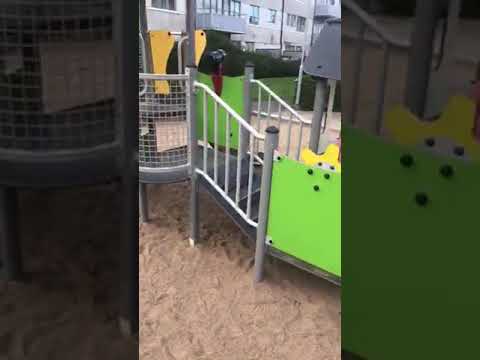 Nikola i Ana u 4-klövern lekplats