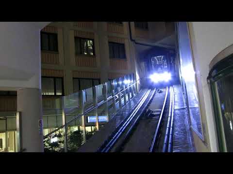 Standseilbahn 6900.01 Lugano Bahnhof - Wagen kommt in die Talstation 2019 - Funicolare