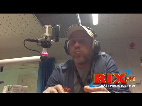 Här äter Markoolio världens starkaste korv