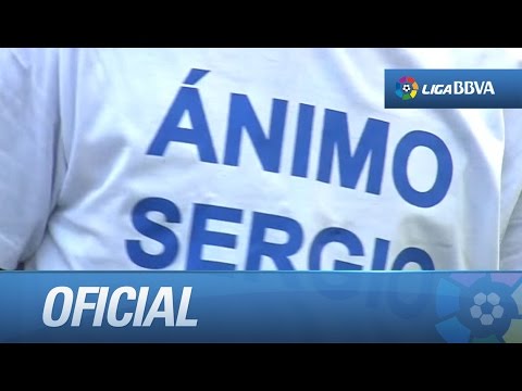 Jugadores de la Real Sociedad con camisetas de ánimo para Sergio Canales