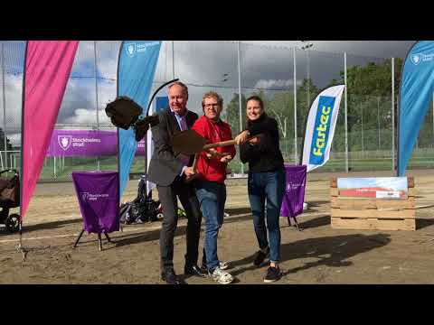 Första spadtaget för gymnastikhallen i Mälarhöjden