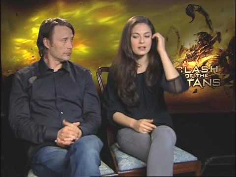 GEMMA ARTERTON Y JASON FLEMYNG .mp4