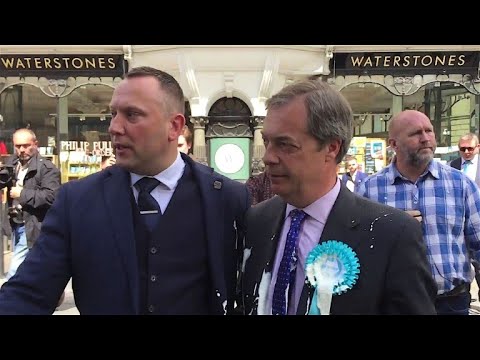 Mit einem Milchshake gegen Nigel Farage