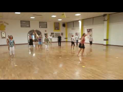 Esta noche baila ballo di gruppo rivisitato da Hantos Djay con le stelle di GIANCARLA