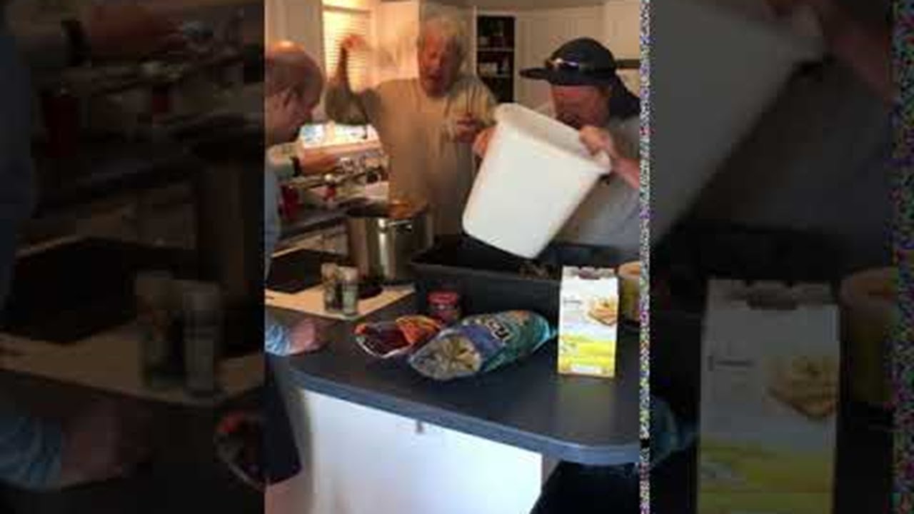 Crab in Pot Escapes with a Pinch || ViralHog