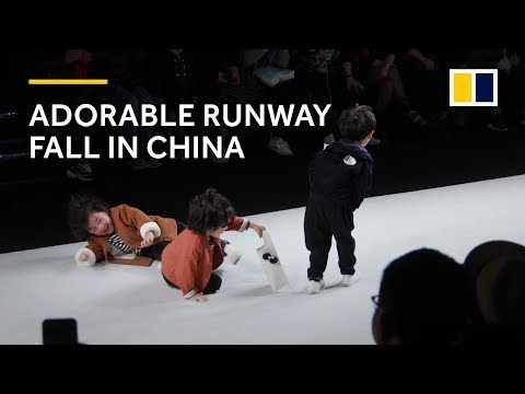 Căderea adorabilă a pistei la prezentarea de modă pentru copii din China încălzește inimile