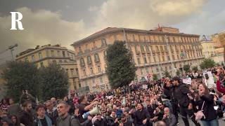 Napoli, il corteo a piazza Municipio. La polizia allenta il cordone, applausi de