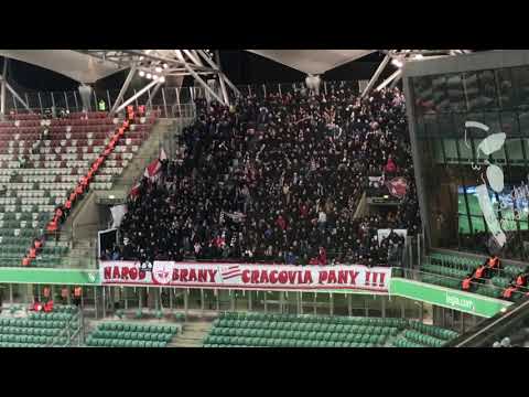 Legia-Cracovia: Kibice z Krakowa cieszą się po golu strzelonym przez Hernandeza.