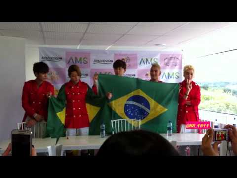 150713 NU'EST in Brazil   Photo moment with Brazil's flag