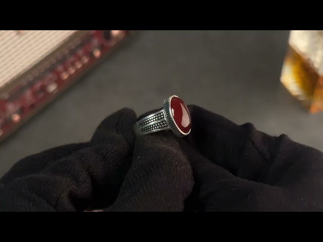 خاتم رجالي فضة مزين بحجر عقيق أحمر بنقوش دائرية