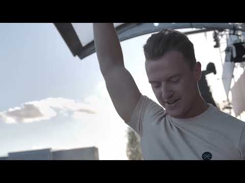 Physika - Hold Me Close (official videoclip)