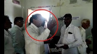 Kodela Shivaprasada Rao Enters Polling Booth, Video Came Out | కోడెల అరాచకం.. వెలుగులోకి వీడియోలు!