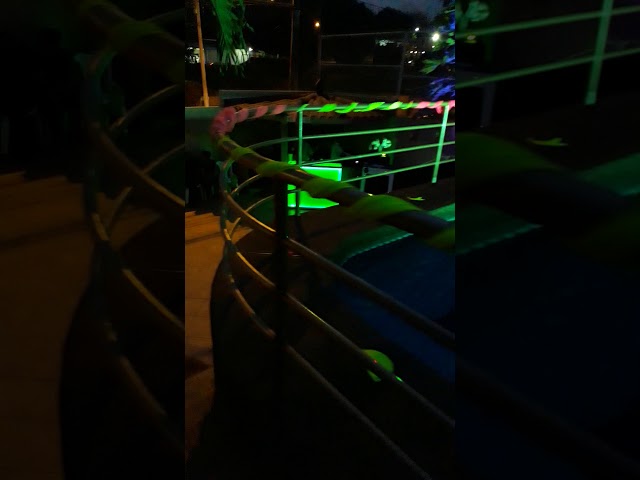Vídeo relacionado con WEBEEDY Tapiz punk de luz negra, tapiz de pared de ciudad futurista, tapiz de neón reactivo UV, anime, decoración de habitación, tapices estéticos para dormitorio, decoración de fiesta, 150 x 130 cm