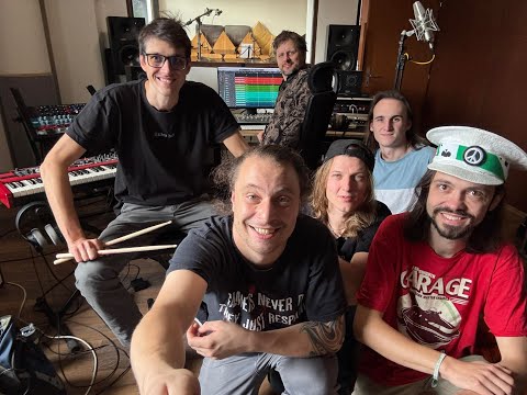 VEPŘOVÉ KOMETY: Buď s náma při porodu elpíčka