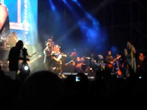 Alfonso Cid en Madrid cantando "mi santa" con Romeo Santos