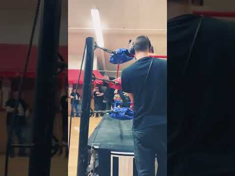 Lince Dorado gets his mask kicked by the prize Alec Price (Limitless Wrestling) #shorts