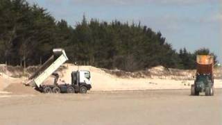 preview picture of video '2010c COMBRIT, ILE TUDY, DUNE PLAGE DU TREUSTEL  30.08.2010 - Rechargement en sable'