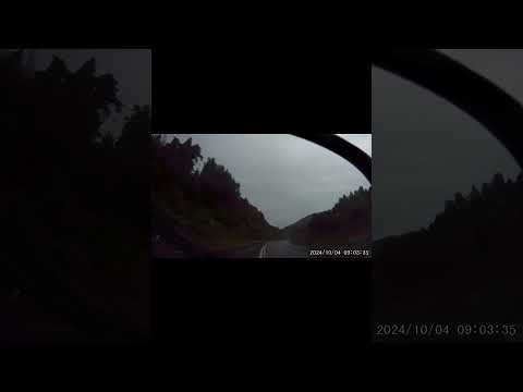 空中に吊られたスイミングプールからは、イタリアのプステリア渓谷の素晴らしい景色を眺めることができます。  庭園