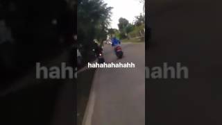 Download lagu Video pengendara motor ibu-ibu 'sen kanan belok ke kiri' mp3