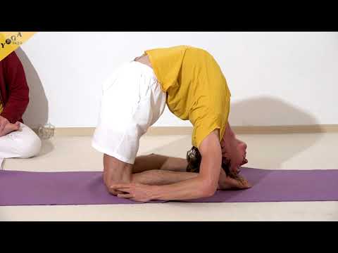 Schlafender Diamant mit Händen um die Knie und Kopf an den Füßen Supta Vajrasana - YogaAsanaLexikon