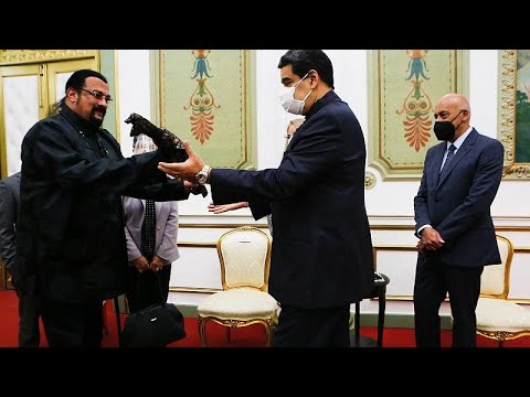 فيديو الممثل الأمريكي ستيفن سيغال يُهدي نيكولاس مادورو سيف ساموراي…
