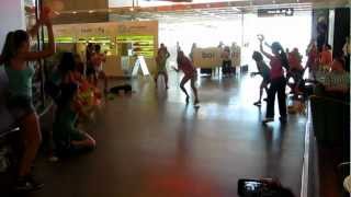 preview picture of video 'FlashMob à l'Aéroport Toulouse-Blagnac'