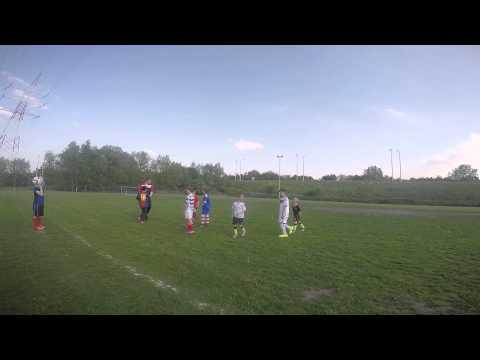 Luca en Jasper dollen op training