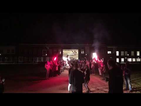 Ontvangst met vuurwerk bij De Veste na bekerfinale