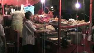 preview picture of video 'OAXACA, MEXICO - Street Foods:  Late night scene buying tlayudas at the taquerias and grills'
