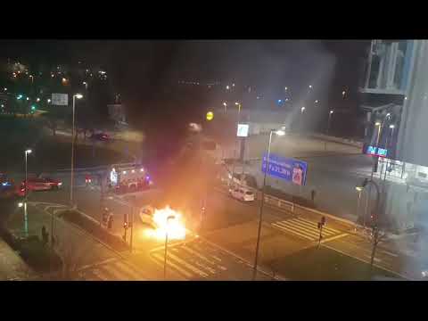 Aparatoso incendio de un vehículo junto al Lidl de Erripagaña