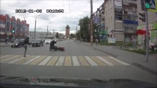 Смотреть онлайн Мотоциклист решил понтануться на светофоре