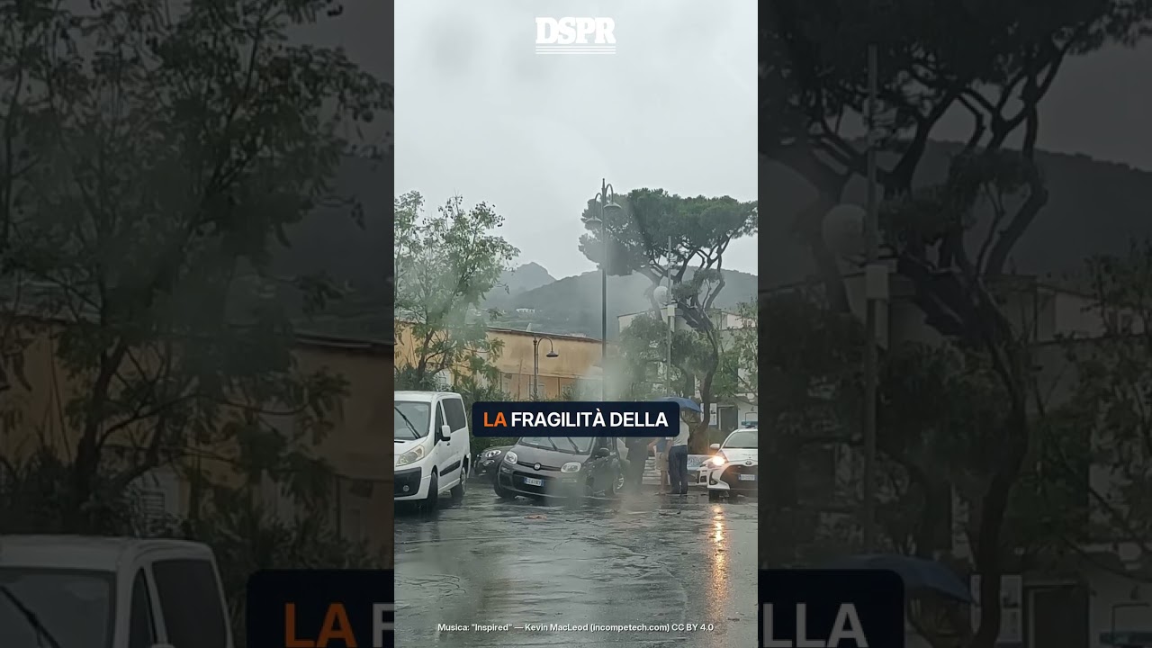 Piazza degli Eroi, una Panda finisce nel tombino sollevato dall’acqua